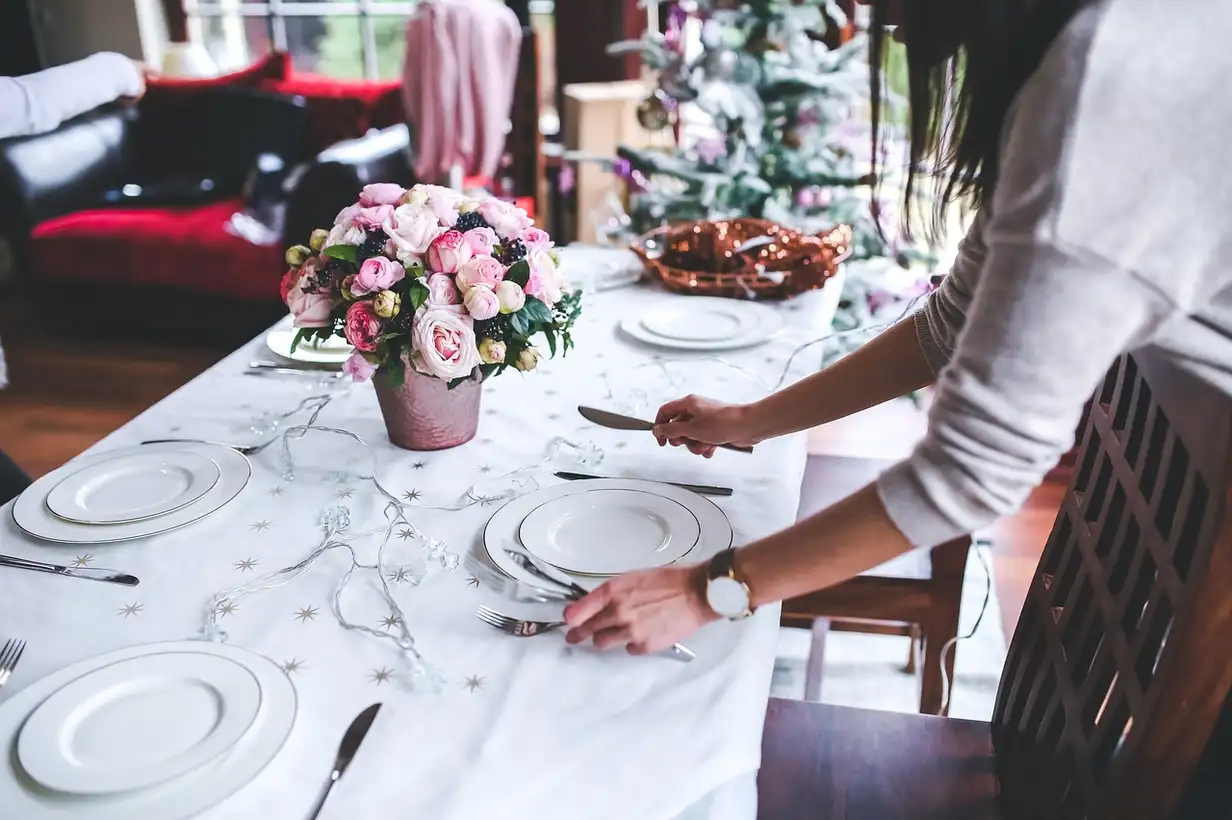 Décorer sa table de Noël grâce aux trésors du jardin : pas à pas pour une déco zéro déchet
